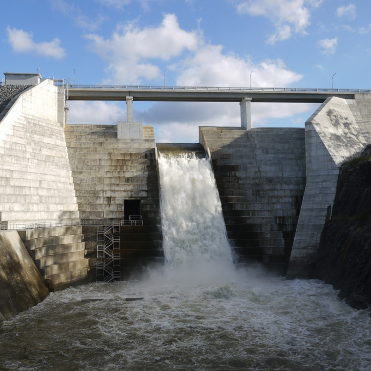 Dam overflow spillway